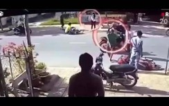 Video: Hai xe máy gặp nạn khi tránh chú chó chạy qua đường