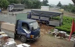 Video: Kinh hoàng xe ba gác lao thẳng vào đầu xe tải