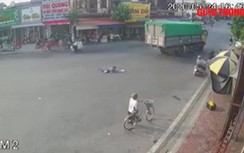 Video: Khoảnh khắc bé gái đi xe đạp bị xe tải nuốt chửng vào gầm