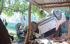 Video tai nạn ngày 26/5: Xe bán tải húc đổ tường, tài xế chết trong xe