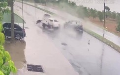 Video: Xe bán tải bị mất lái do trời mưa gây tai nạn khủng khiếp
