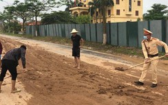 Xe tải rơi bùn đất "ngập" đường, CSGT Vĩnh Phúc "xắn tay" hót dọn