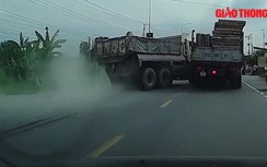 Video: Xe tải vượt ẩu, va vào ô tô khác suýt gây họa cho người đi xe máy