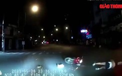 Video: Chạy xe ngược chiều, vượt đèn đỏ, cô gái bị ô tô húc văng