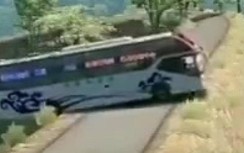 Tài xế xe bus đánh đu với tử thần khi quay đầu trên đường hẹp