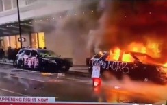 Video: Người biểu tình đốt xe, cướp súng trường của cảnh sát Mỹ
