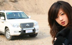 Cô gái xinh đẹp khám phá thế giới cùng Toyota Land Cruiser