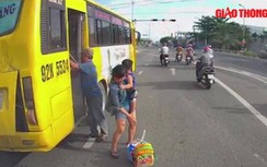 Video: Xe buýt tranh thủ dừng đèn đỏ, trả khách giữa đường