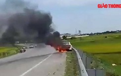 Video: Ô tô bốc cháy dữ dội, tài xế gào khóc nhờ lấy giúp giấy bảo hiểm xe