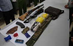 2 thanh niên ôm súng AK "áp tải" 15.000 viên ma túy tổng hợp