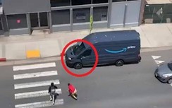 Video: Xe chở hàng của Amazon bị người biểu tình cướp ngay trên đường
