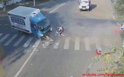 Người đi xe đạp thoát chết thần kỳ sau cú va chạm của hai chiếc ô tô