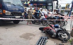 Video: Kinh hoàng xe tải mất lái chồm lên tông chết người ở cột chờ đèn đỏ