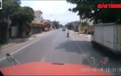 Video: Nam thanh niên say rượu đi xe máy tông thẳng đuôi xe tải