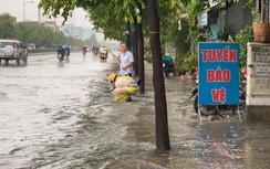 TP.HCM: Đường thành sông lớn, CSGT trực tiếp "ra tay" giữa cơn mưa tầm tã