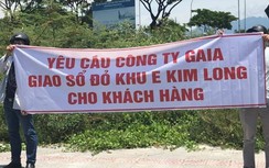 Khách hàng căng băng rôn đòi sổ tại dự án BĐS đắt khách bậc nhất Đà Nẵng