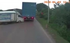 Video: Xe ben mất phanh tông xe tải xoay 180 độ, suýt rơi xuống vực