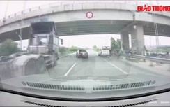 Video: Tài xế xe đầu kéo phanh cháy lốp để tránh xe 5 chỗ đi ẩu