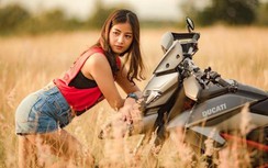 Thiếu nữ tạo dáng bên Ducati Hypermotard