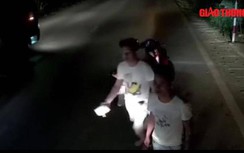 Video: 2 thanh niên hùng hổ chặn đầu xe container, dùng gạch ném vỡ kính