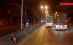 Video: 2 xe container liên tục cà khịa nhau trên đường, bất chấp nguy hiểm