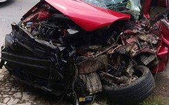 Video: Xe con lấn làn tông trực diện đầu xe khách, tài xế bị thương nặng