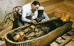 Khoảnh khắc tìm thấy quan tài vàng của Vua Pharaoh Ai Cập qua ảnh màu