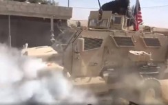 Video: Chặn đường quân cảnh Nga ở Syria, xe bọc thép của Mỹ bị cháy động cơ