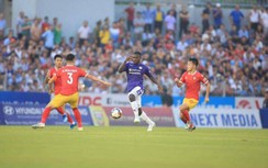 Hà Nội FC nhận đòn đau phút 86; Công Phượng bất lực nhìn TP.HCM vấp ngã