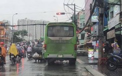 Té ngã do đường trơn trượt, người đàn ông bị xe khách cán tử vong tại chỗ