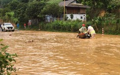 Sơn La: Mưa lớn, CSGT dầm mình giúp dân lưu thông qua đoạn đường ngập sâu