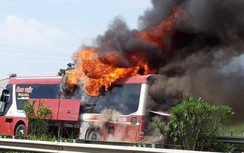 Video: Xe khách giường nằm cháy rụi trên cao tốc Hà Nội - Lào Cai