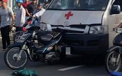 Xe máy va chạm với xe cứu thương trên QL1, 2 người bị thương