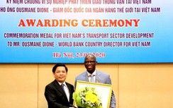 Trao Kỷ niệm chương GTVT cho Giám đốc quốc gia WB và ADB tại Việt Nam