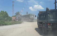 Bắc Giang: Cận cảnh đoàn xe quá tải rầm rập mở lối cắt ngang đường sắt
