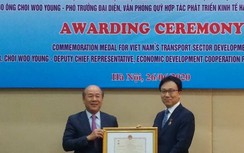 Phó Trưởng đại diện Quỹ EDCF tại Việt Nam nhận Kỷ niệm chương GTVT