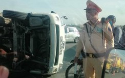 Video: Xe tải bất ngờ lật trên cầu Vĩnh Tuy, giao thông ùn ứ cả 2 chiều