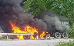Xe container lao vào vệ đường rồi bốc cháy, tài xế kẹt trên xe bị bỏng nặng