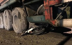 Thanh niên 9X tử vong dưới bánh xe container sau va chạm ở giao lộ