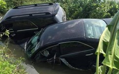 Video: Ô tô Camry vượt ẩu gây tai nạn liên hoàn, 2 xe bay xuống mương
