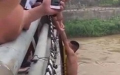 Video: Khoảnh khắc cứu nam thanh niên định nhảy cầu tự tử ở Lào Cai