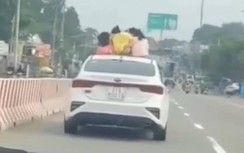 Cho 3 trẻ nhỏ ngồi trên nóc ô tô lao đi vun vút, chủ nhân chiếc xe là ai?