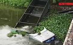 Video: Xe đầu kéo mất lái lao xuống sông, tài xế và phụ xe thoát chết