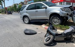 Ô tô của Ủy ban kiểm tra Tỉnh ủy Nghệ An đâm xe máy, 1 người nguy kịch