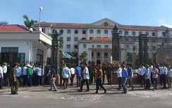 Phản đối giải thể trường: Phụ huynh kéo nhau lên đòi gặp chủ tịch UBND tỉnh