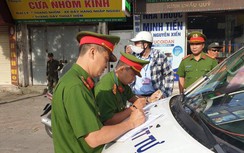 Công an "mỏi tay" lập biên bản phạt dòng người đi ngược chiều ở Nguyễn Xiển