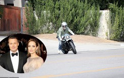 Brad Pitt lái xe mô tô tới thăm nhà Angelina Jolie