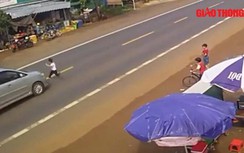 Video: Kinh hoàng cảnh bé trai chạy qua đường bị ôtô tông văng lên nắp capo