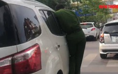 Video: Bất chấp cảnh sát bám cánh cửa, tài xế vẫn tăng tốc độ giữa phố