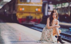 Ngắm người đẹp Thái Lan khoe dáng bên tàu hỏa